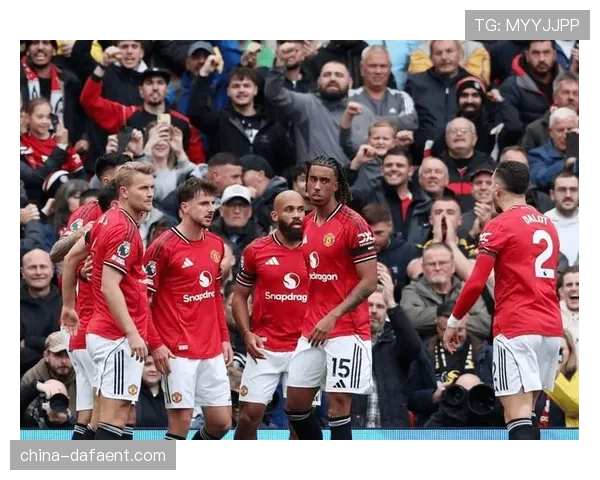 曼联马奎尔约罗组成三后卫，防守落位较深限制对手空间